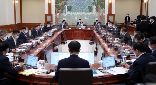 문재인 대통령이 15일 오후 청와대에서 열린 확대경제장관회의를 주재하고 있다. 연합뉴스